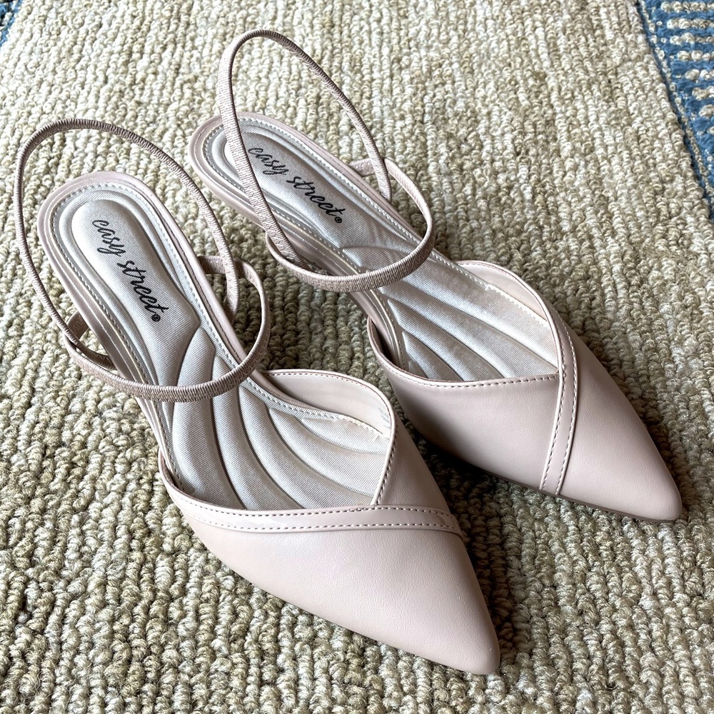 Easy Street Nude Unna Low Pumps
